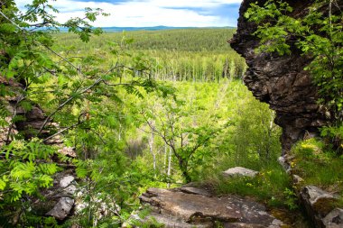 Tayga üzerinde görüntüleyin. Sibirya orman kayalarda