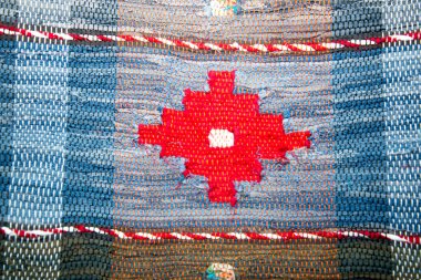 Çok renkli saf halının dokusuna. Bir tezgah veya zemin çizgili desen ile geleneksel rustik çok uzun halı