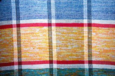 Çok renkli saf halının dokusuna. Bir tezgah veya zemin çizgili desen ile geleneksel rustik çok uzun halı