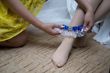 gelin gelin jartiyer koymak bir düğün jartiyer koyarak