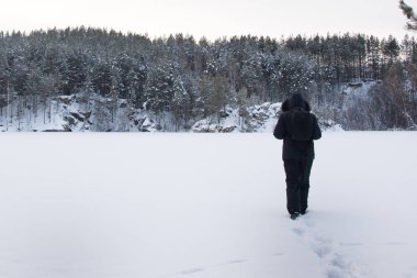 kar fırtınası, fantezi kış manzara sırasında ormandaki adam