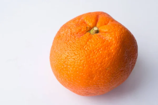 Mandarine Oder Clementine Mit Grünem Blatt Isoliert Auf Weißem Hintergrund — Stockfoto