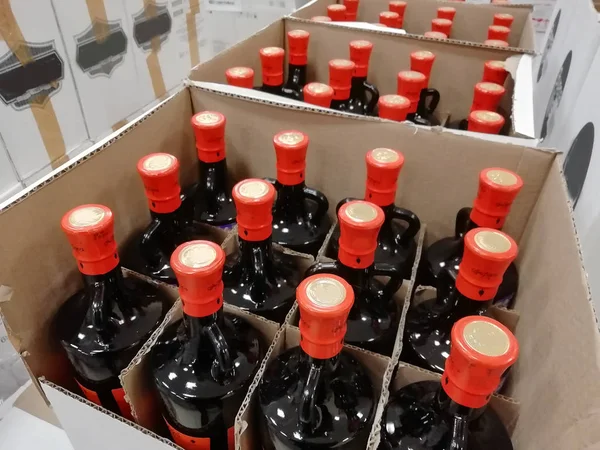 Botellas Vidrio Varias Botellas Una Caja Cuellos Con Tapón Botella — Foto de Stock
