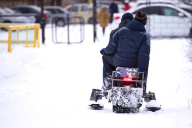 İnsanlar bir kar arabası eylem sürme