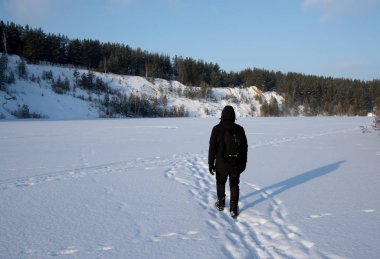 Karda yürüyen bir adam.