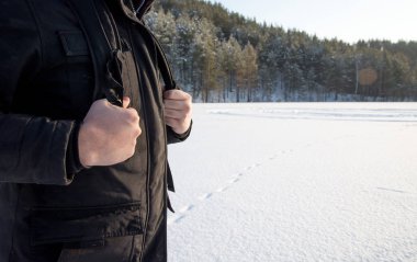 Seyahat seyahat etmek sırt çantası askısı karlı düz bir arka plan üzerinde tutan eller. Hiking. Yolculuk. Seyahat.