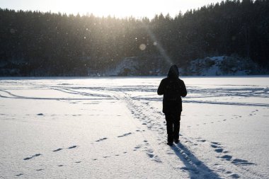 Karda yürüyen bir adam.