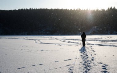 Karda yürüyen bir adam.