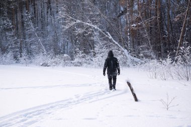 Karda yürüyen bir adam.