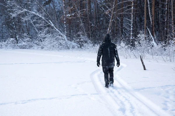 Ein Mann Der Schnee Geht — Stockfoto