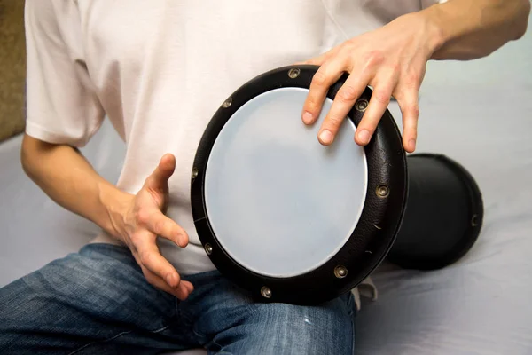 Darabukka oynuyor. Etnik davul çal