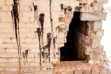bir delikten ateş ve collasped Tapınağı Duvar