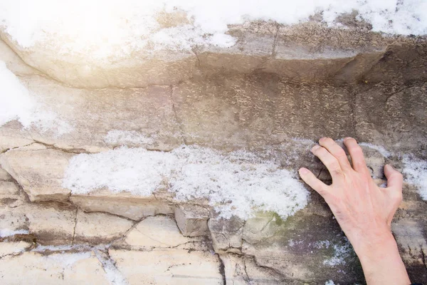 Hand Man Clings Ledge Stone — Stock Photo, Image