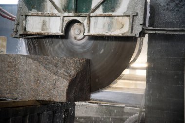 Granit üretim işleme. Bir daire testere ile kesme Granit levha.