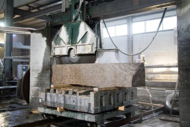 Granit üretim işleme. Bir daire testere ile kesme Granit levha.
