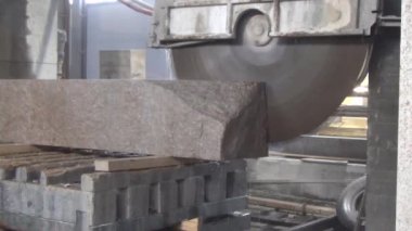 Granit üretim işleme. Bir daire testere ile kesme Granit levha. Soğutma için su kullanımı. Endüstriyel granit testere