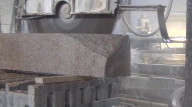 Granit üretim işleme. Bir daire testere ile kesme Granit levha. Soğutma için su kullanımı. Endüstriyel granit testere