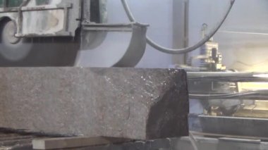 Granit üretim işleme. Bir daire testere ile kesme Granit levha. Soğutma için su kullanımı. Endüstriyel granit testere