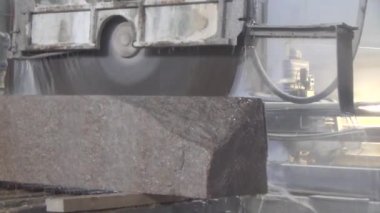 Granit üretim işleme. Bir daire testere ile kesme Granit levha. Soğutma için su kullanımı. Endüstriyel granit testere