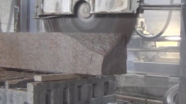 Granit üretim işleme. Bir daire testere ile kesme Granit levha. Soğutma için su kullanımı. Endüstriyel granit testere