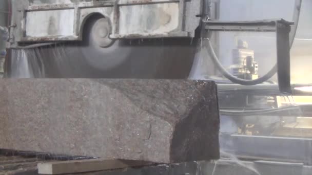 制造中的花岗岩加工 用圆锯切割花岗岩板 使用水进行冷却 花岗岩工业锯切 — 图库视频影像