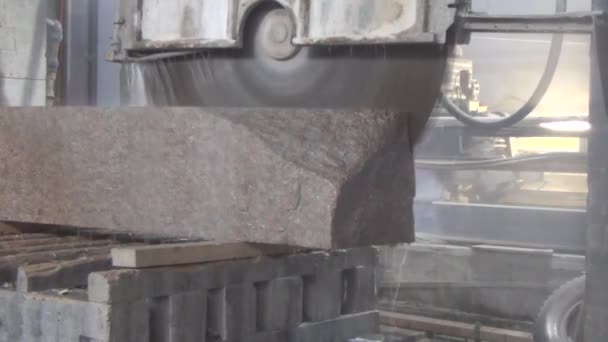 Lavorazione Del Granito Nella Produzione Taglio Lastra Granito Con Una — Video Stock