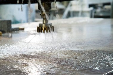 Kesici yakın çekim. Su jetleri. Endüstriyel mamül işleme taş için makine. İş için hazır.