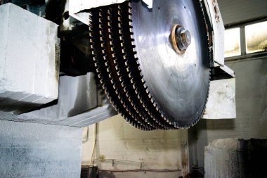 Endüstriyel daire testere bir taş. Yakın çekim. Taş bloklar kesme endüstriyel makine.