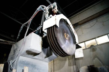 Endüstriyel daire testere bir taş. Yakın çekim. Taş bloklar kesme endüstriyel makine.