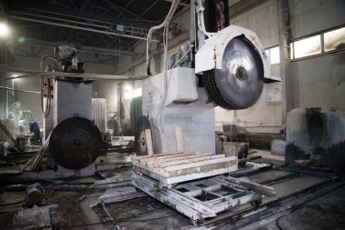 Endüstriyel daire testere bir taş. Yakın çekim. Taş bloklar kesme endüstriyel makine.