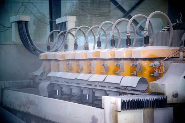 大きな工作機械産業部屋 お店で大きな古いマシン 空気中のほこり フレーム上のシリンダー行 — ストック写真