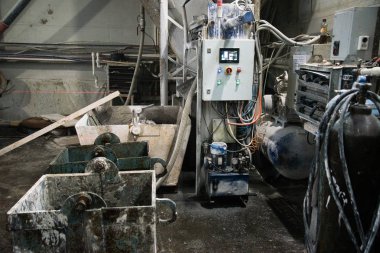 sondaj makinesi. bir fabrika işçisi bir ağaç işleme makinesi çalışır. Pano üretimde