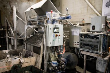 sondaj makinesi. bir fabrika işçisi bir ağaç işleme makinesi çalışır. Pano üretimde