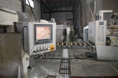 Endüstriyel mamül işleme doğal taş. Pano üretimde. Kirlenmiş ekipman.