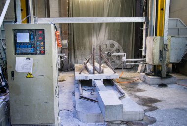 Endüstriyel mamül işleme doğal taş. Pano üretimde. Kirlenmiş ekipman.