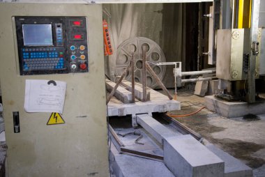 Endüstriyel mamül işleme doğal taş. Pano üretimde. Kirlenmiş ekipman.