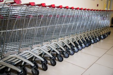 Alışveriş sepetlerini birlikte dizilmiş kapatın. Birçok alışveriş sepetlerini üst üste boş. İçinde bir büyük süpermarket.