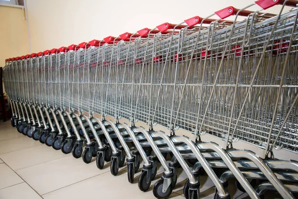 Carritos Compras Alineados Juntos Cerca Muchos Carros Compras Vacíos Una — Foto de Stock