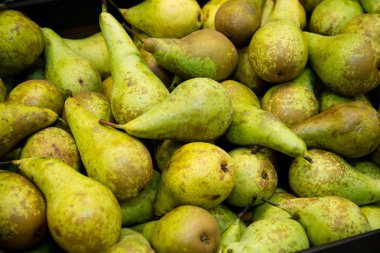 taze meyve, üstünde belgili tanımlık sayaç süpermarkette olgun armut