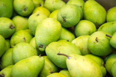 taze meyve, üstünde belgili tanımlık sayaç süpermarkette olgun armut