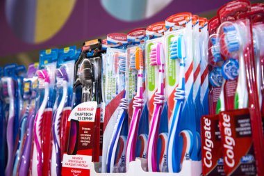 Ufaley, Ural Rusya - Ocak, 29, 2019: Toptan Pyaterochka, bir Colgatetooth fırça paketi mağaza. Yazıtlar Rusça: bir akıllı telefon kazanmak, 3 ayda bir diş fırçası değiştirmek.