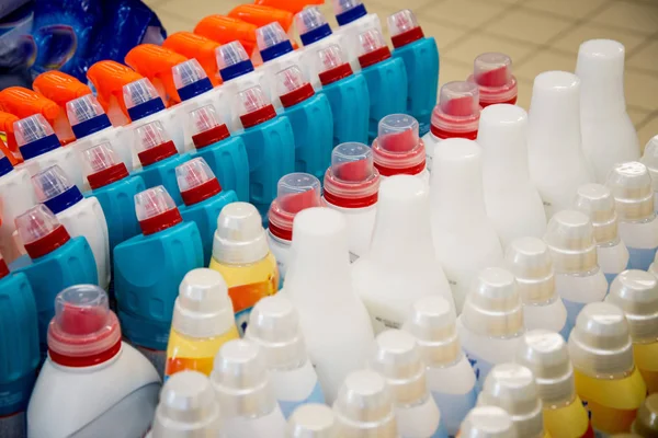 Üst üste plastik şişe renk. Deterjan depodaki şişe