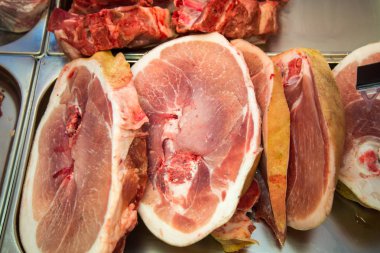 Sayaç mükemmel ham sulu domuz eti. kadar kaybetmek. Bir parça çiğ domuz eti et bir organik pazarda kesiti