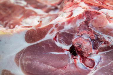 Sayaç mükemmel ham sulu domuz eti. kadar kaybetmek. Bir parça çiğ domuz eti et bir organik pazarda kesiti