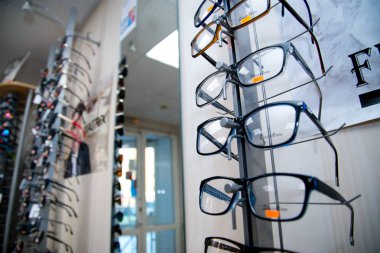 Çelyabinsk bölgesi, Rusya Federasyonu - Şubat 2019. Gözlük ile vitrin. Gözlük için çok renkli çerçeveler örnekleri