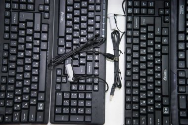 Çelyabinsk bölgesi, Rusya Federasyonu - Şubat 2019. Siyah klavye için bir bilgisayar mağazası bir Rus yazı ile.