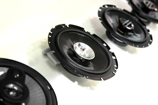 Громкоговорители круглые, черные в магазине
