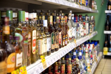 Çelyabinsk bölgesi, Rusya Federasyonu - Ocak 2019: Pyaterochka hipermarket alkollü içeceklerin bir vitrin.