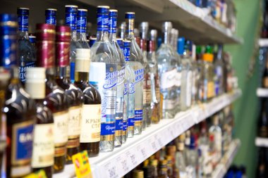 Çelyabinsk bölgesi, Rusya Federasyonu - Ocak 2019: Pyaterochka hipermarket alkollü içeceklerin bir vitrin.