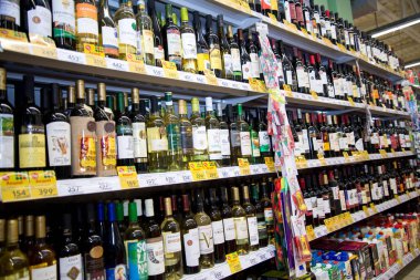 Çelyabinsk bölgesi, Rusya Federasyonu - Ocak 2019: Pyaterochka hipermarket alkollü içeceklerin bir vitrin.